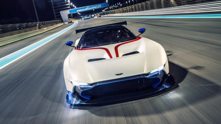 Les premières Aston Martin Vulcan essayées sur une piste F1