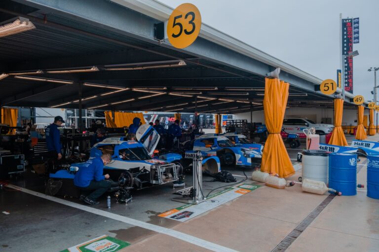 Comment les nouvelles technologies sont-elles utilisées dans le sport automobile pour promouvoir la durabilité ?