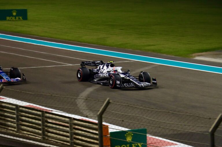 Verstappen devance Russell et Leclerc au sprint de Singapour, mais une pénalité pourrait lui coûter la pole