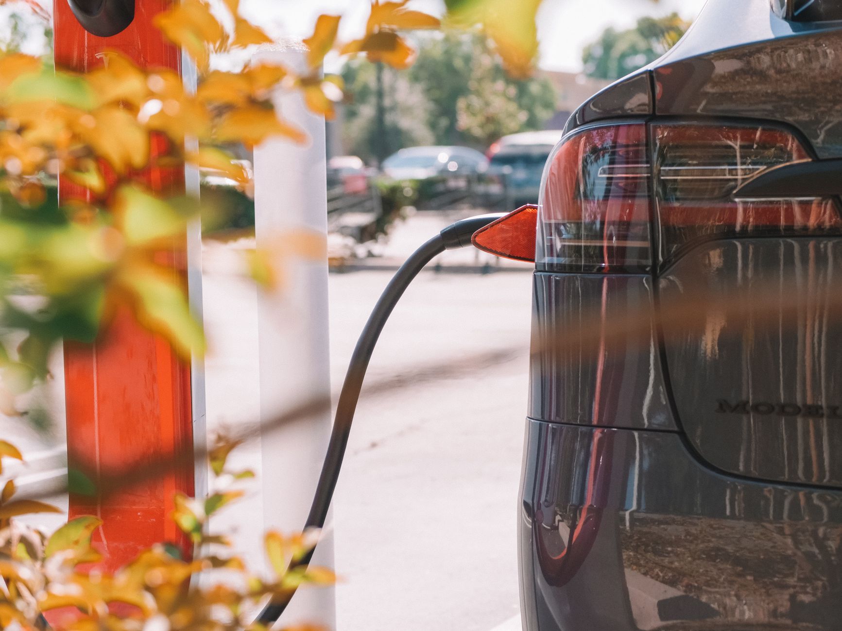 Voiture électrique en recharge à une borne